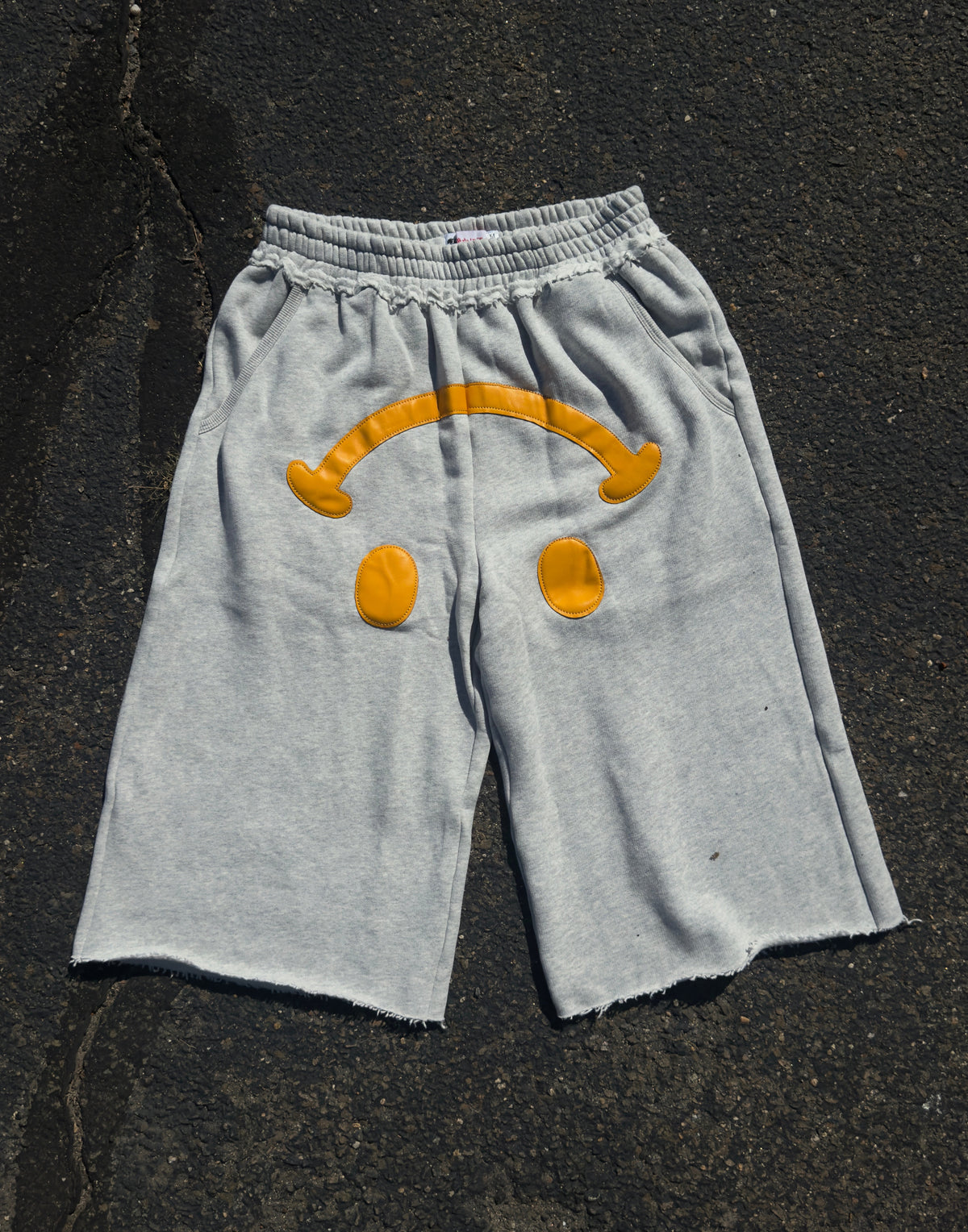 ★ LIMITED ★ Win In Silence 3/4 Cotton Sweatshorts — Grey Leather Patch Smiley Shorts