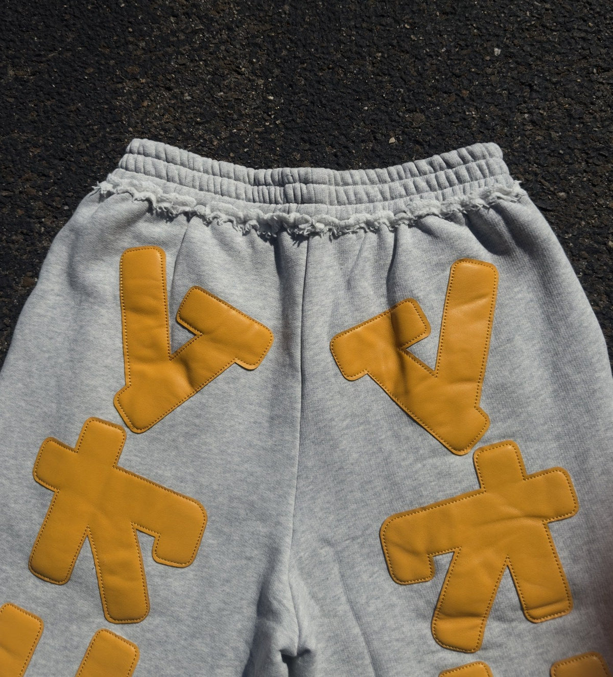 ★ LIMITED ★ Win In Silence 3/4 Cotton Sweatshorts — Grey Leather Patch Smiley Shorts